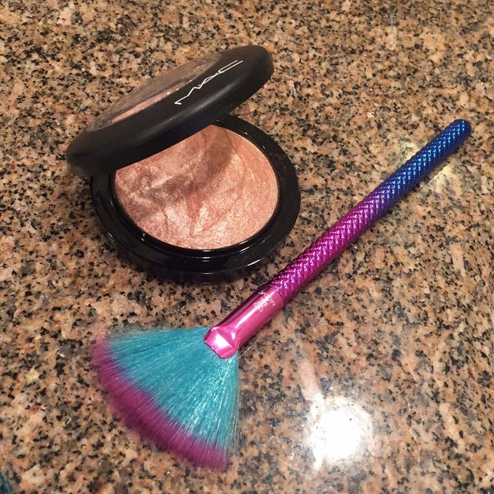 BRAND NEW MAC Highlighter w MODA Brush!